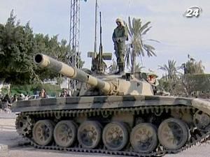 Лівійські повстанці програли битву за Рас-Лануф Лівійські повстанці програли битву за Рас-Лануф