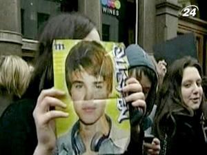 Фанати Бібера атакували готель Hard Days Night, в якому зупинився співак Фанати Бібера атакували готель Hard Days Night, в якому зупинився співак