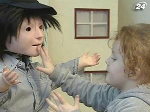 Робот на ім'я Каспар допоможе у лікуванні хворих на аутизм Робот на ім'я Каспар допоможе у лікуванні хворих на аутизм