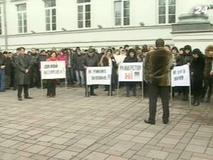 Дефицитной гречкой посыпали лестницы горисполкома Дефицитной гречкой посыпали лестницы горисполкома