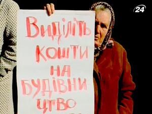 Мешканці села, що на Івано-Франківщині, вимагають грошей на нову школу Мешканці села, що на Івано-Франківщині, вимагають грошей на нову школу