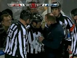 Арбітру NHL під час матчу розбили ключкою голову до крові (ВІДЕО)