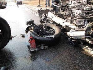 В Киеве женщина врезалась в джип и сгорела в машине В Киеве женщина врезалась в джип и сгорела в машине