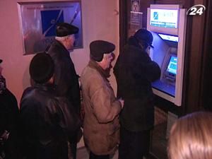 Вкладчиков банка "Родовид", которые перекрыли дорогу, разогнала милиция Вкладчиков банка "Родовид", которые перекрыли дорогу, разогнала милиция