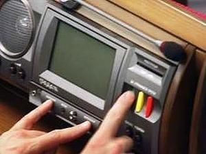 Парламент отказался голосовать сенсорной кнопкой Парламент отказался голосовать сенсорной кнопкой