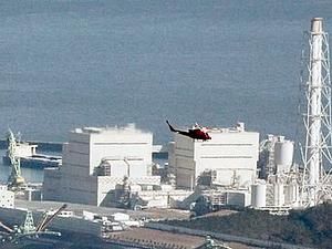 Пожежники продовжують спроби остудити реактори на АЕС "Фукусіма"