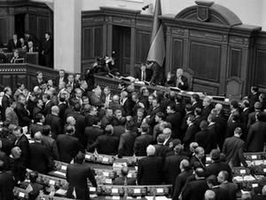 Нардепи від БЮТ зібрались біля трибуни парламенту Нардепи від БЮТ зібрались біля трибуни парламенту