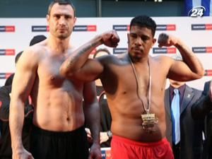 Віталій Кличко та Соліс пройшли процедуру зважування Віталій Кличко та Соліс пройшли процедуру зважування