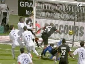 "Лион", несмотря на численное большинство, не смог одолеть "Ренн" "Лион", несмотря на численное большинство, не смог одолеть "Ренн"