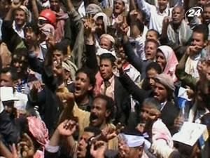 Йемен: на улицы Саны выведено бронетехнику 