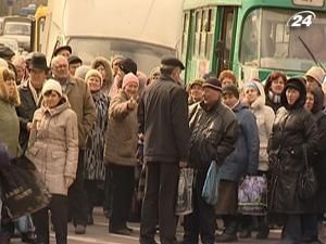 Харків: вимагаючи зарплату, працівники заводу перекрили вулицю