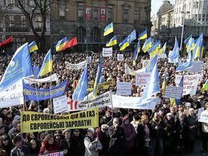 Київ: освітяни перекрили рух на вулиці Київ: освітяни перекрили рух на вулиці