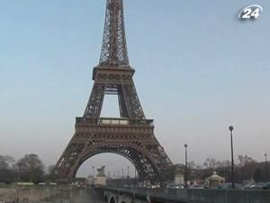 З Ейфелевої вежі евакуювали 4 тис. осіб через загрозу вибуху З Ейфелевої вежі евакуювали 4 тис. осіб через загрозу вибуху