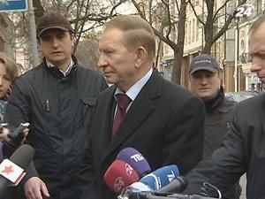 Кучма знову спілкується зі слідчими у Генпрокуратурі Кучма знову спілкується зі слідчими у Генпрокуратурі