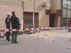 В одному зі столичних готелів балкон обвалився на людину - 24 березня 2011 - Телеканал новин 24 В одному зі столичних готелів балкон обвалився на людину - 24 березня 2011 - Телеканал новин 24