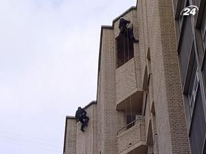 В одном из столичных отелей балкон обвалился на человека  - 24 марта 2011 - Телеканал новин 24