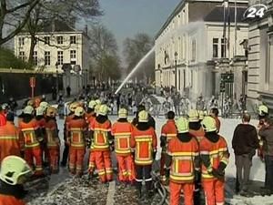 Брюссель: пожежники полили піною поліцію біля будинку уряду