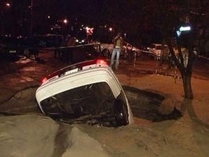 Киев: "Форд" ночью провалился под землю Киев: "Форд" ночью провалился под землю