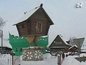 В Росії побудували хату на курячих ніжках