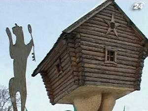 Россия: человек построил настоящую избушку на курьих ножках Россия: человек построил настоящую избушку на курьих ножках