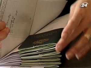 Угорщина заманює українських угорців "зеленими" паспортами