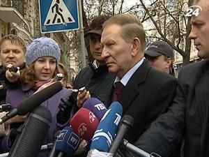 Кучма и Мельниченко идут на допрос в Генпрокуратуру Кучма и Мельниченко идут на допрос в Генпрокуратуру