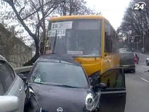 9 авто и микроавтобус столкнулись в центре столицы 