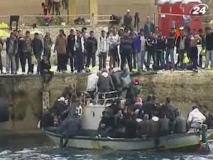 Жители Лампедузы борются с иммигрантами их же лодками