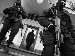 Бойцы СБУ заблокировали Шевченковский суд в Киеве Бойцы СБУ заблокировали Шевченковский суд в Киеве