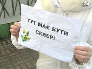 Кияни фотографувалися біля незаконних будівництв Кияни фотографувалися біля незаконних будівництв