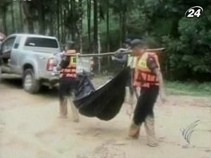 З тайських курортів евакуюють туристів та місцевих жителів З тайських курортів евакуюють туристів та місцевих жителів