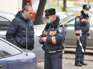 Работника ГАИ водитель укусил за палец Работника ГАИ водитель укусил за палец