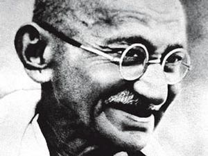 В Индии запретили альтернативную историю жизни бисексуала Махатмы Ганди 