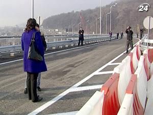 В столице открыто автомобильное движение с правого на левый берег Днепра