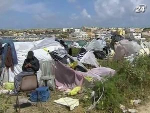 Італійська влада вивозить з острова Лампедуза нелегалів