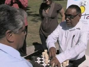 Мексиканские дизайнеры разработали шахматный стол для слепых 