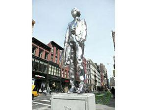 Энди Уорхолу установили памятник