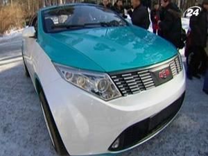 Путин приехал в гости к Медведеву на гибридном авто российского производства Путин приехал в гости к Медведеву на гибридном авто российского производства