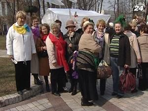 Столичные "пожилые студенты" праздновали День юмора по-своему