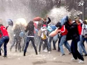 В Виннице устроили пуховые бои В Виннице устроили пуховые бои