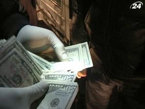 Милиционер обещал за $ 3 тыс. закрыть глаза на преступление Милиционер обещал за $ 3 тыс. закрыть глаза на преступление