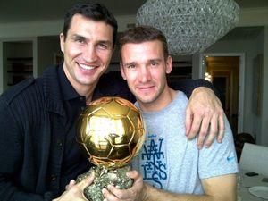 Владимир Кличко получил Золотой мяч от Шевы Владимир Кличко получил Золотой мяч от Шевы