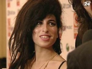 Емі Вайнхаус та її бойфренд Рег Тревіс одружуються Емі Вайнхаус та її бойфренд Рег Тревіс одружуються