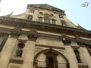 Львівський Костел Єзуїтів нарешті звільнять від книг Львівський Костел Єзуїтів нарешті звільнять від книг