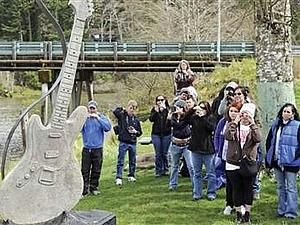В США установили монумент в виде гитары Курта Кобейна 