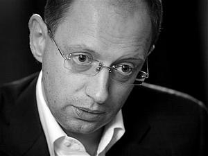 Яценюк об изменениях в АП: Чиновников переназвут по другому, а машины, кабинеты, деньги оставят