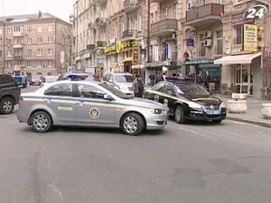 У Києві невідомий у масці пограбував обмінник і кинув у нього гранату