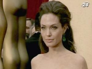 Папарацци заметили обновленное тату на теле Анджелины Джоли