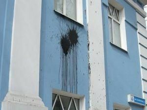 Сумы: Синагогу забросали лампочками с краской Сумы: Синагогу забросали лампочками с краской