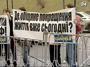 Щосереди під Кабміном мітингують Щосереди під Кабміном мітингують